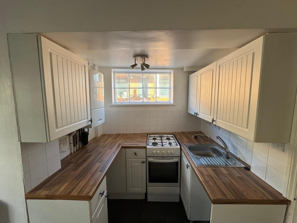 Lot: 183 - TOWN CENTRE MAISONETTE WITH GARDEN FOR INVESTMENT OR OCCUPATION - Kitchen
